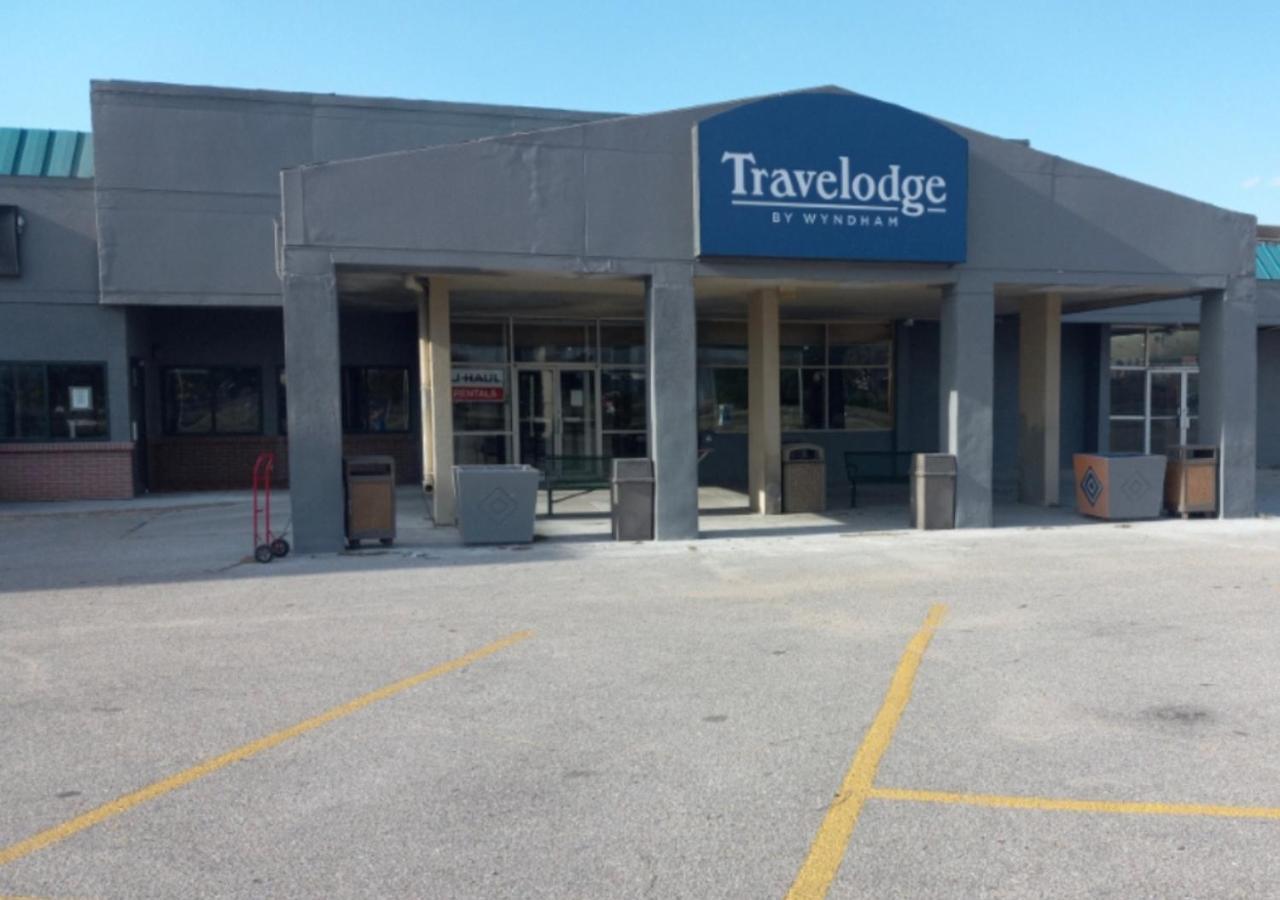 Travelodge By Wyndham Lincoln Northeast Exterior foto
